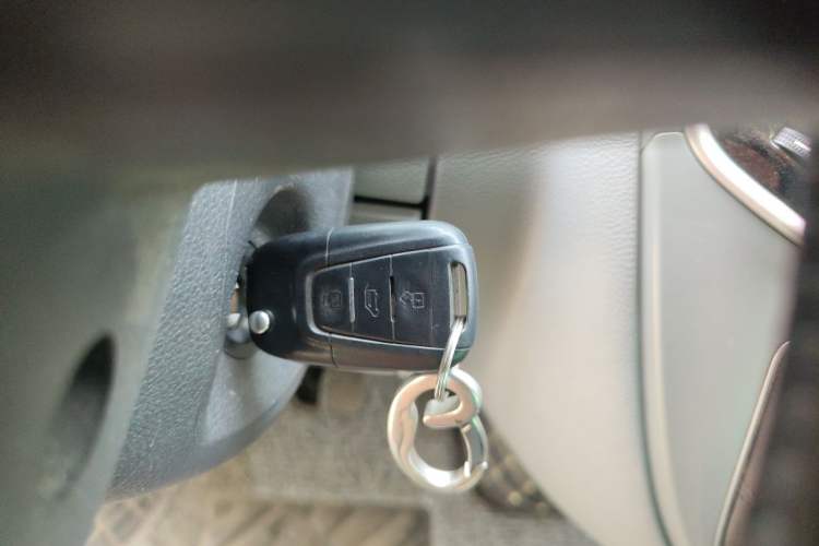 Used SAIC MAXUS Xintu V80 2019 2.5T Classic Model 6-Speed Manual Aotong Long Wheelbase Mid-Height 7-Seater Vehicle Key
