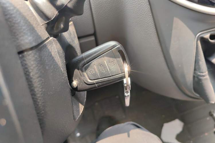 Used SAIC MAXUS Xintu V80 2019 2.5T Classic Model 6-Speed Manual Aotong Long Wheelbase Mid-Height 7-Seater Vehicle Key