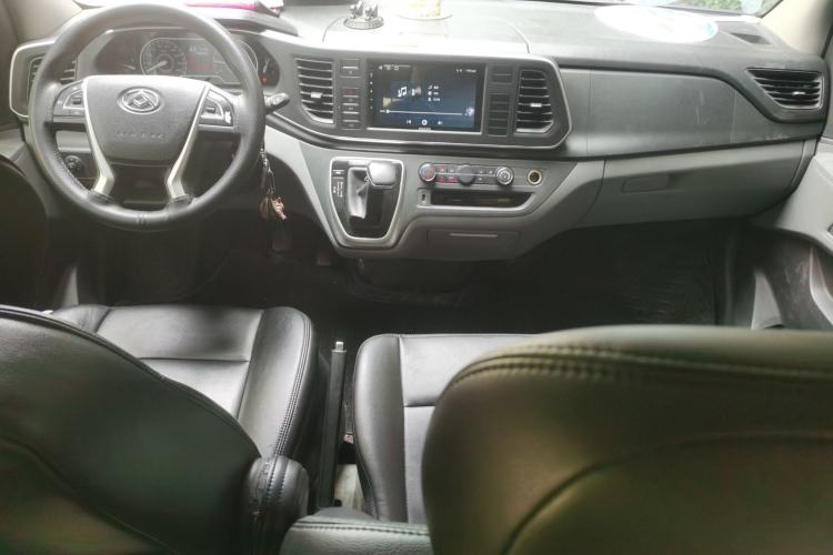 Used SAIC MAXUS Xintu V80 2020 2.0T AMT PLUS City Edition Short Wheelbase Ultra-Low Roof 5/6-Seater Center Console