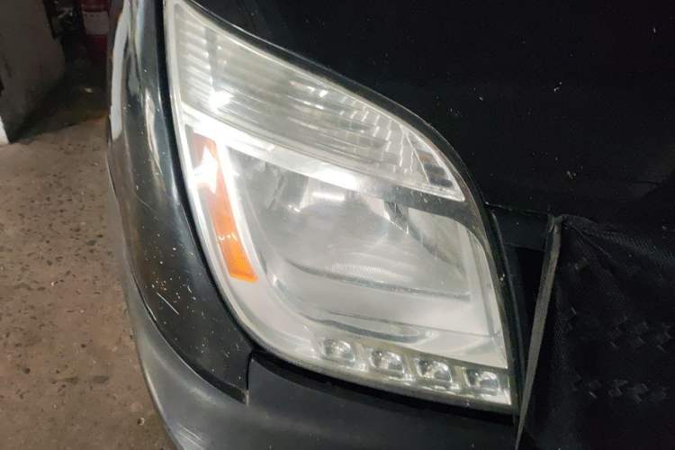 Used SAIC MAXUS Xintu V80  Right Front Headlight