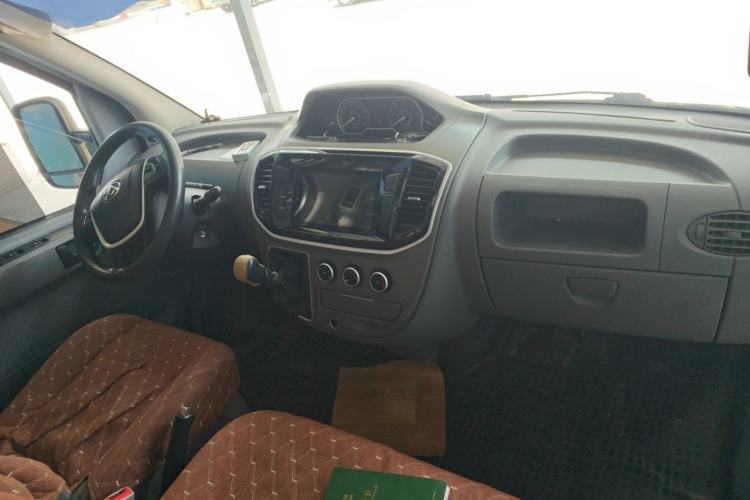 Used SAIC MAXUS Xintu V80 2020 2.5T Manual Classic City Delivery King Long Wheelbase Mid-Height 2/3 Seats Center Console