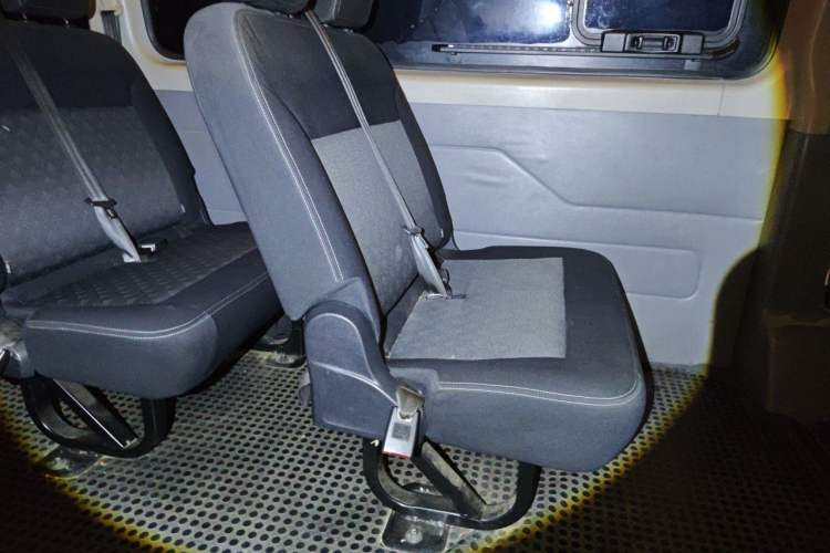 Used SAIC MAXUS Xintu V80 2020 2.5T AMT Classic City Distribution King Long Wheelbase Mid-Roof Design – 2/3 Seats Left Rear Seat