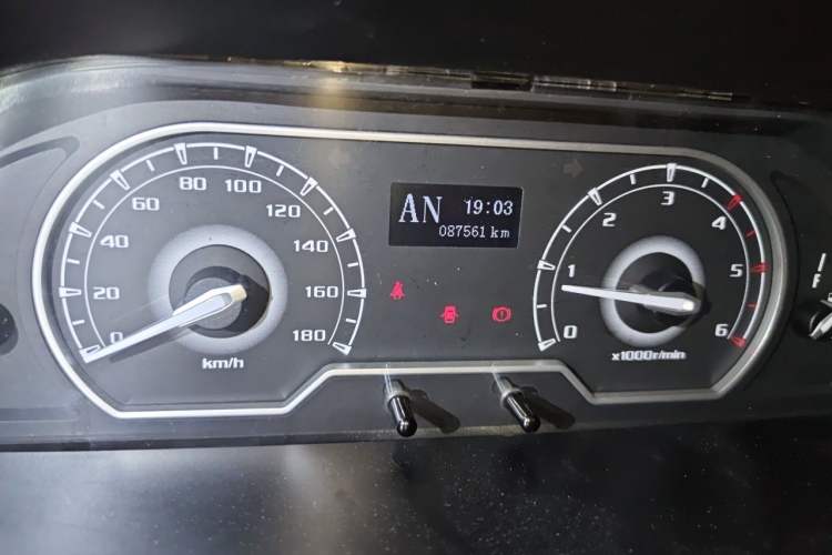 Used SAIC MAXUS Xintu V80 2020 2.5T AMT Classic City Distribution King Long Wheelbase Mid-Roof Design – 2/3 Seats Odometer Close Up