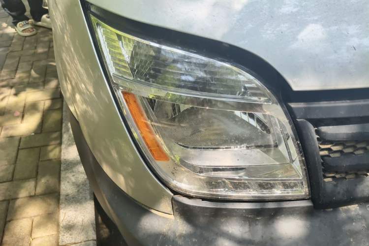 Used SAIC MAXUS Xintu V80 2020 2.5T AMT Classic City Distribution King Short Wheelbase Mid-Roof Design – 2/3 Seats Right Front Headlight