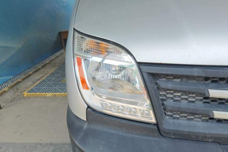 Used SAIC MAXUS Xintu V80 2020 2.5T Manual Classic City Delivery King Long Wheelbase Mid-Height 2/3 Seats Right Front Headlight