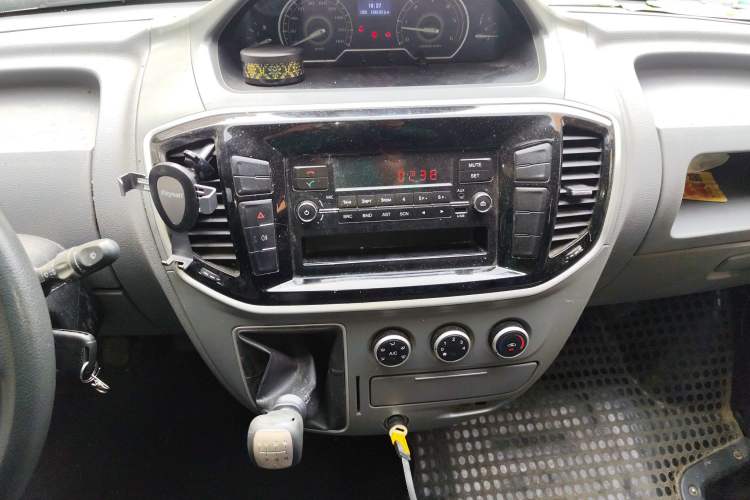 Used SAIC MAXUS Xintu V80 2020 2.5T Manual Classic City Delivery King Short Wheelbase Mid-Roof Design 2/3 Seats Audio And AC Panel