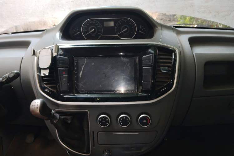 Used SAIC MAXUS Xintu V80 2020 2.5T Manual Classic City Delivery King Long Wheelbase Mid-Height 2/3 Seats Audio And AC Panel