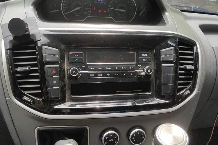 Used SAIC MAXUS Xintu V80 2020 2.5T Manual Classic City Delivery King Short Wheelbase Mid-Roof Design 2/3 Seats Audio And AC Panel