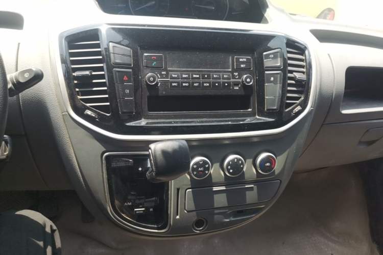 Used SAIC MAXUS Xintu V80 2020 2.0T AMT PLUS City Edition Short Wheelbase Ultra-Low Roof—7/8/9-Seater Audio And AC Panel