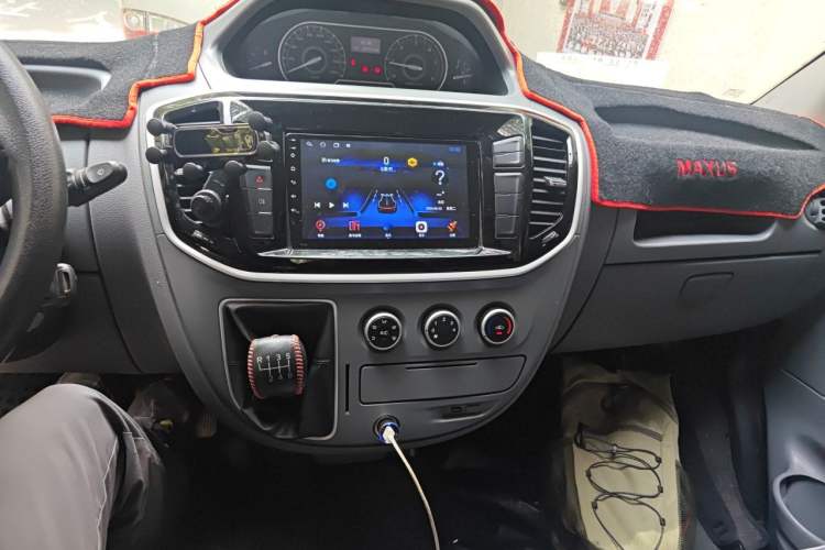 Used SAIC MAXUS Xintu V80 2020 2.5T Manual Classic City Delivery King Short Wheelbase Mid-Roof Design 2/3 Seats Audio And AC Panel