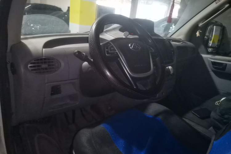 Used SAIC MAXUS Xintu V80 2020 2.5T Manual Classic City Delivery King Long Wheelbase Mid-Height 2/3 Seats Center Console