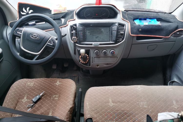 Used SAIC MAXUS Xintu V80 2020 2.5T Manual Classic City Delivery King Short Wheelbase Mid-Roof Design 2/3 Seats Center Console