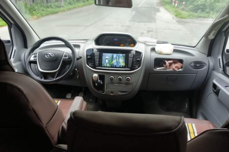 Used SAIC MAXUS Xintu V80 2020 2.0T Manual PLUS City Edition Short Wheelbase Ultra-Low Roof 5/6 Seats Center Console