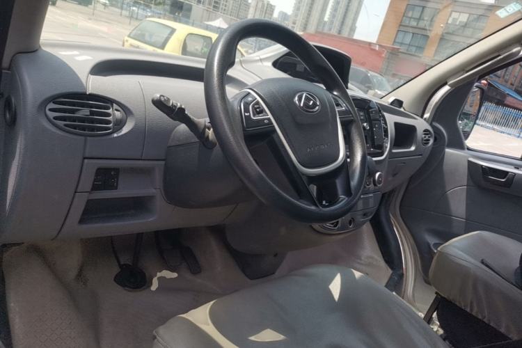Used SAIC MAXUS Xintu V80 2020 2.0T AMT PLUS City Edition Short Wheelbase Ultra-Low Roof—7/8/9-Seater Center Console