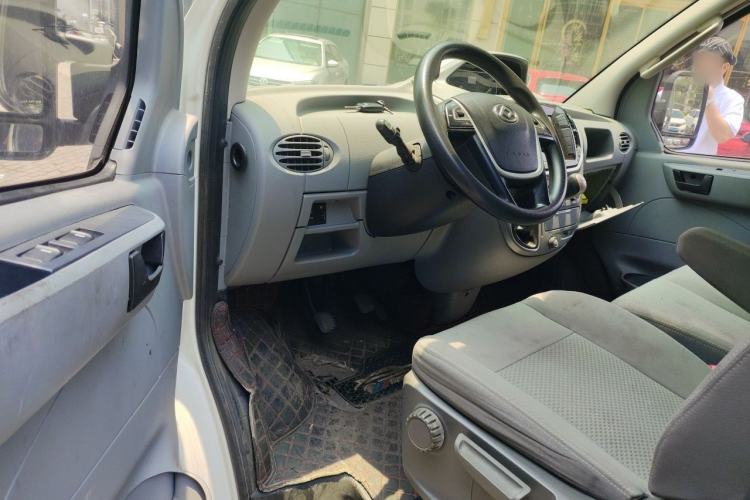 Used SAIC MAXUS Xintu V80 2020 2.5T Manual Classic City Delivery King Short Wheelbase Mid-Roof Design 2/3 Seats Driver Seat