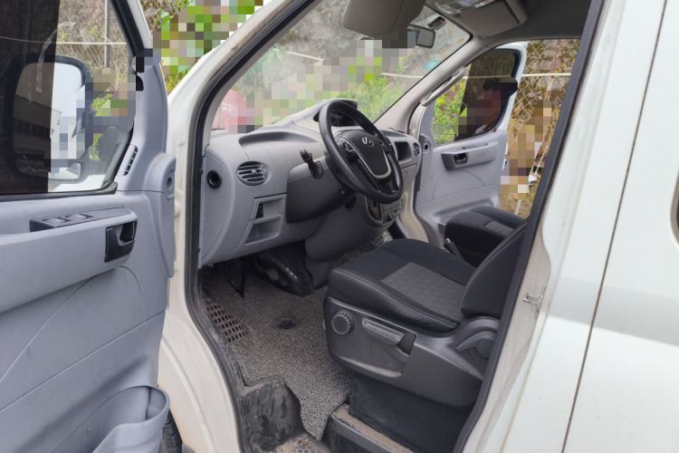 Used SAIC MAXUS Xintu V80 2020 2.5T AMT Classic City Distribution King Long Wheelbase Mid-Roof Design – 2/3 Seats Driver Seat
