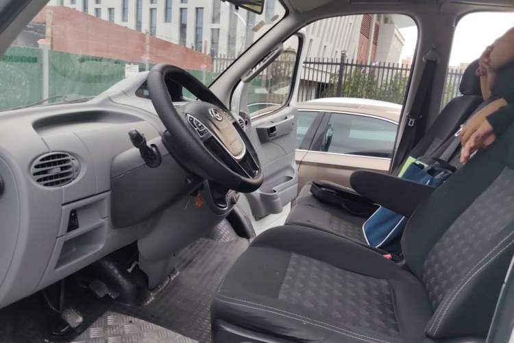 Used SAIC MAXUS Xintu V80 2020 2.5T Manual Classic City Delivery King Short Wheelbase Ultra-Low Roof 2/3 Seats Driver Seat