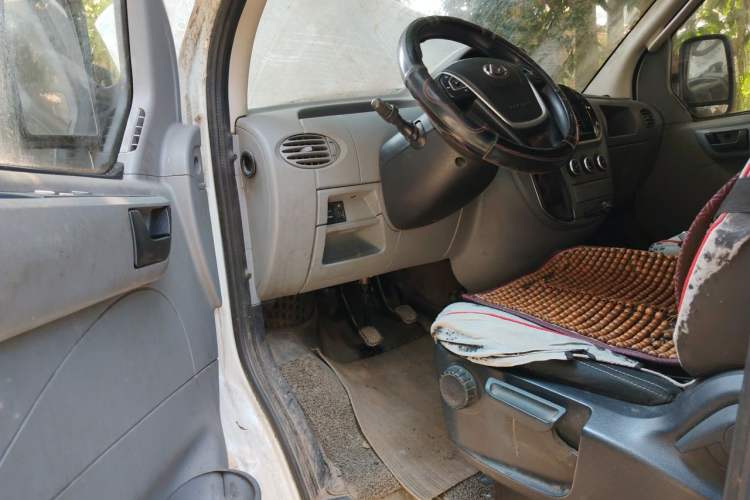 Used SAIC MAXUS Xintu V80 2020 2.5T Manual Classic City Delivery King Long Wheelbase Mid-Height 2/3 Seats Driver Seat