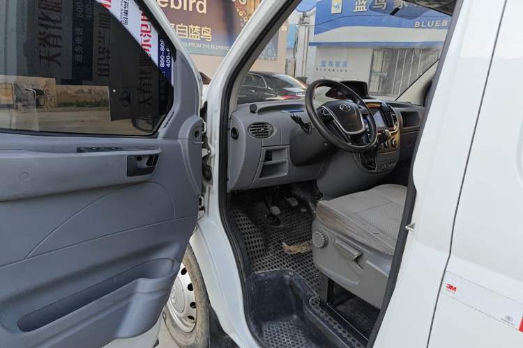 Used SAIC MAXUS Xintu V80 2020 2.5T Manual Classic City Delivery King Short Wheelbase Mid-Roof Design 2/3 Seats Driver Seat