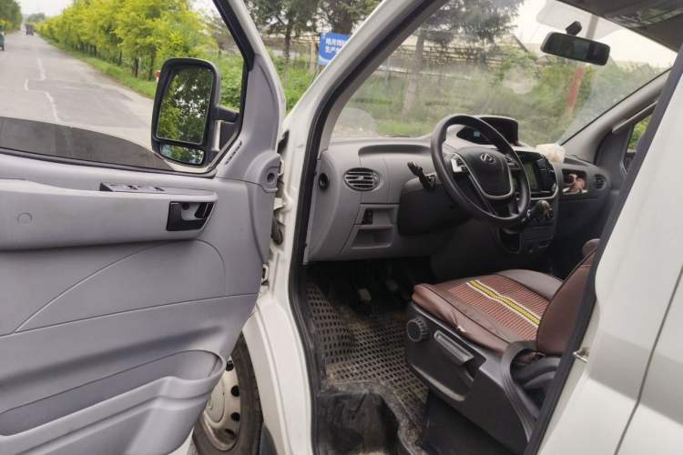 Used SAIC MAXUS Xintu V80 2020 2.0T Manual PLUS City Edition Short Wheelbase Ultra-Low Roof 5/6 Seats Driver Seat