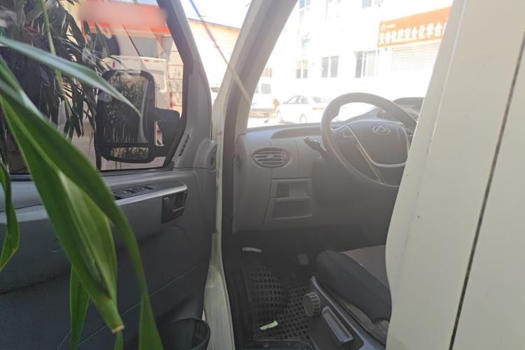Used SAIC MAXUS Xintu V80 2020 2.5T Manual Classic City Delivery King Short Wheelbase Mid-Roof Design 2/3 Seats Driver Seat