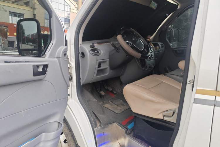 Used SAIC MAXUS Xintu V80 2020 2.5T Manual Classic City Delivery King Short Wheelbase Mid-Roof Design 2/3 Seats Driver Seat