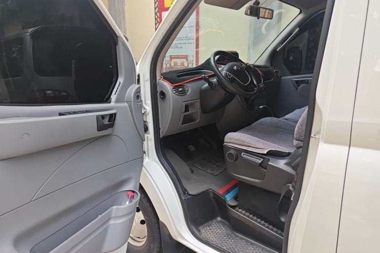 Used SAIC MAXUS Xintu V80 2020 2.5T Manual Classic City Delivery King Short Wheelbase Mid-Roof Design 2/3 Seats Driver Seat