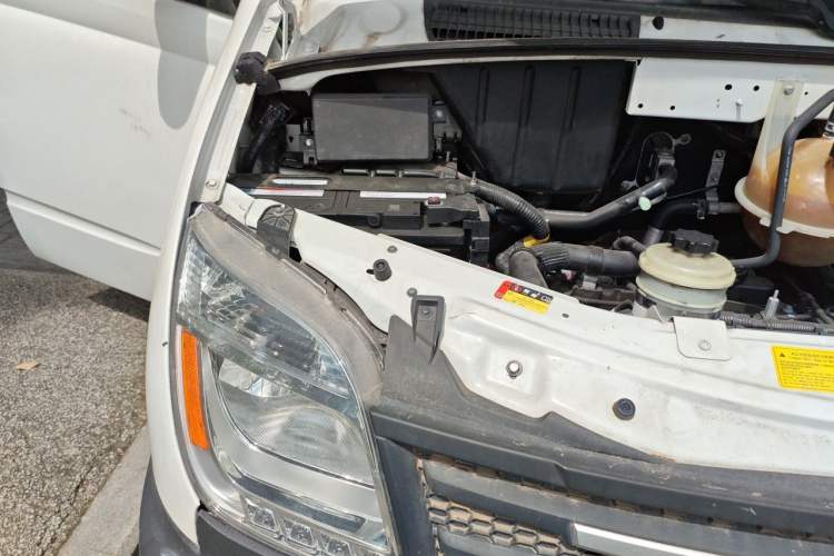 Used SAIC MAXUS Xintu V80  Engine Bay Right
