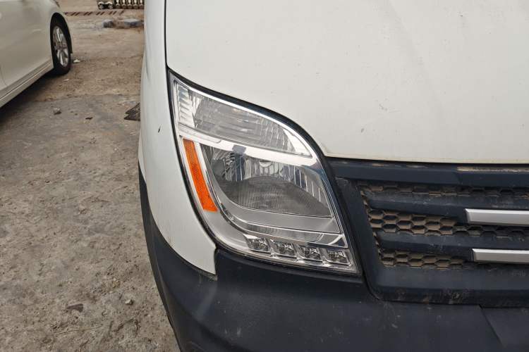 Used SAIC MAXUS Xintu V80 2020 2.5T Manual Classic City Delivery King Long Wheelbase Mid-Height 2/3 Seats Exterior 6