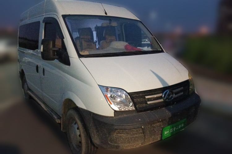Used SAIC MAXUS Xintu V80 2020 2.5T Manual Classic City Delivery King Short Wheelbase Mid-Roof Design 2/3 Seats Front Right 45 Deg