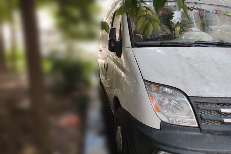 Used SAIC MAXUS Xintu V80 2020 2.5T Manual Classic City Delivery King Long Wheelbase Mid-Height 2/3 Seats Front Right 45 Deg