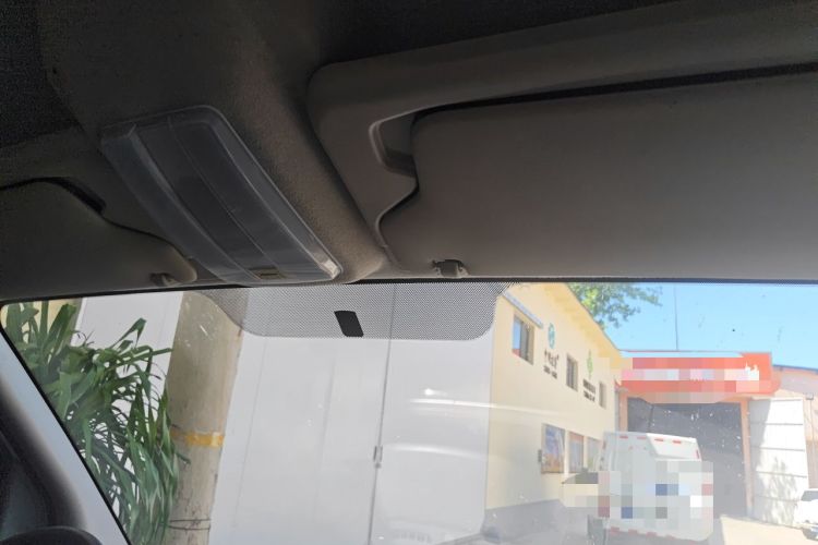 Used SAIC MAXUS Xintu V80 2020 2.5T Manual Classic City Delivery King Short Wheelbase Mid-Roof Design 2/3 Seats Headliner