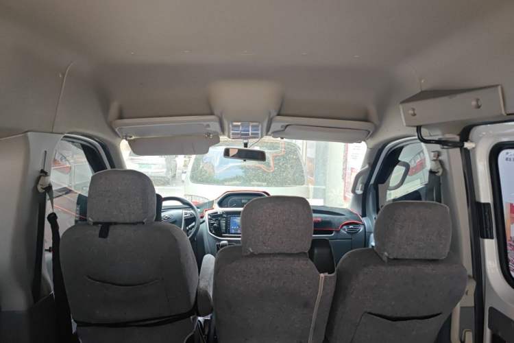 Used SAIC MAXUS Xintu V80 2020 2.5T Manual Classic City Delivery King Short Wheelbase Mid-Roof Design 2/3 Seats Headliner