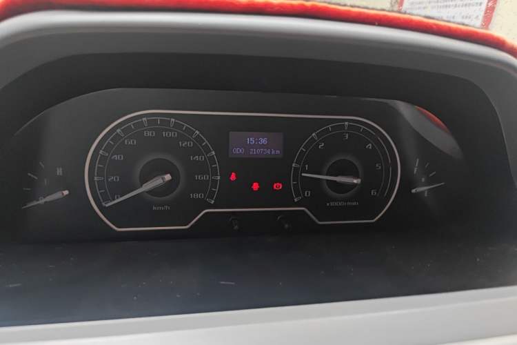 Used SAIC MAXUS Xintu V80 2020 2.5T Manual Classic City Delivery King Short Wheelbase Mid-Roof Design 2/3 Seats Instrument Cluster