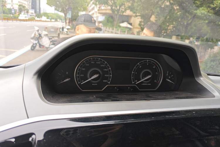 Used SAIC MAXUS Xintu V80 2020 2.5T Manual Classic City Delivery King Short Wheelbase Mid-Roof Design 2/3 Seats Instrument Cluster