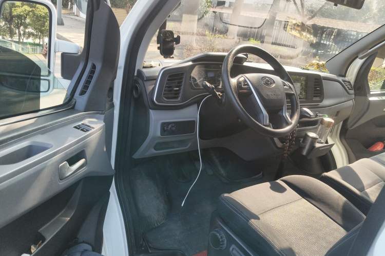 Used SAIC MAXUS Xintu V80 2020 2.0T AMT PLUS City Edition Short Wheelbase Ultra-Low Roof 5/6-Seater Interior 3