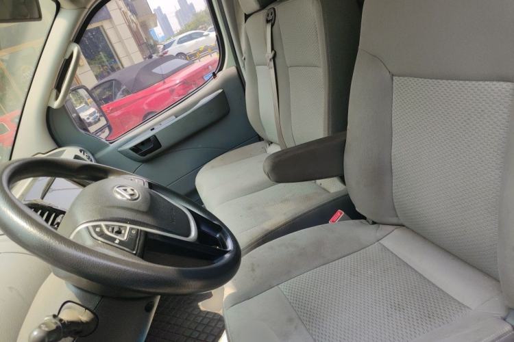 Used SAIC MAXUS Xintu V80 2020 2.5T Manual Classic City Delivery King Short Wheelbase Mid-Roof Design 2/3 Seats Left Front Seat