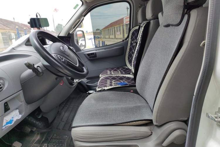 Used SAIC MAXUS Xintu V80 2020 2.5T Manual Classic City Delivery King Short Wheelbase Mid-Roof Design 2/3 Seats Left Front Seat