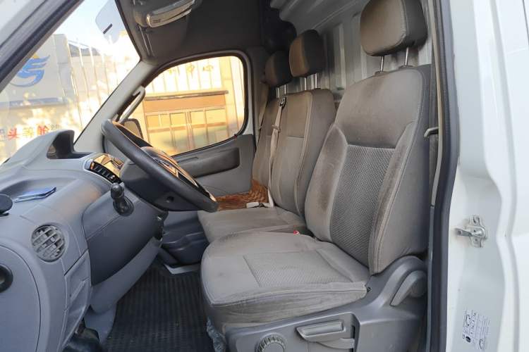 Used SAIC MAXUS Xintu V80 2020 2.5T Manual Classic City Delivery King Short Wheelbase Mid-Roof Design 2/3 Seats Left Front Seat