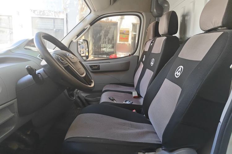 Used SAIC MAXUS Xintu V80 2020 2.5T Manual Classic City Delivery King Short Wheelbase Mid-Roof Design 2/3 Seats Left Front Seat