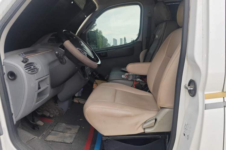Used SAIC MAXUS Xintu V80 2020 2.5T Manual Classic City Delivery King Short Wheelbase Mid-Roof Design 2/3 Seats Left Front Seat