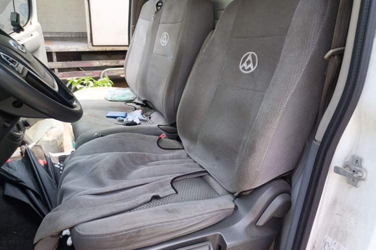 Used SAIC MAXUS Xintu V80 2020 2.5T AMT Classic City Distribution King Short Wheelbase Mid-Roof Design – 2/3 Seats Left Rear Seat