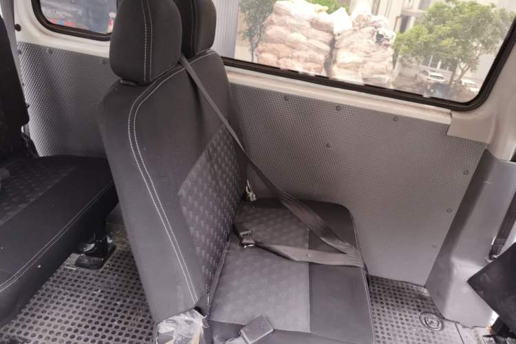 Used SAIC MAXUS Xintu V80 2020 2.5T AMT Classic City Distribution King Long Wheelbase Mid-Roof Design – 2/3 Seats Left Rear Seat