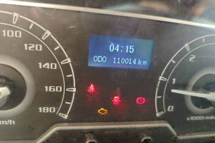 Used SAIC MAXUS Xintu V80  Odometer Close Up
