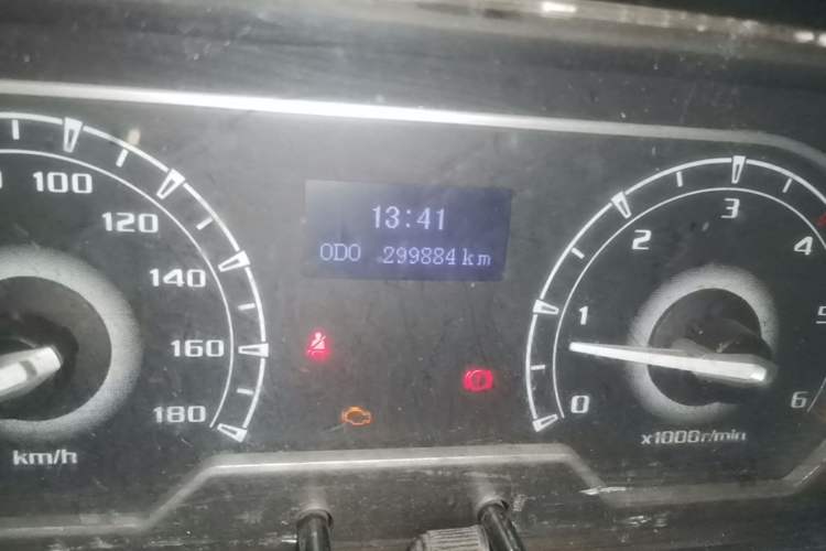 Used SAIC MAXUS Xintu V80 2020 2.5T Manual Classic City Delivery King Long Wheelbase Mid-Height 2/3 Seats Odometer Close Up