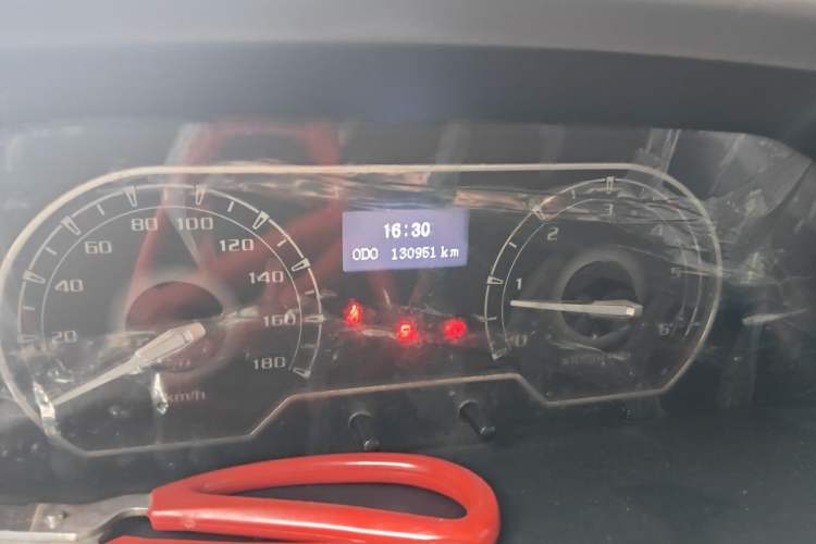 Used SAIC MAXUS Xintu V80  Odometer Close Up