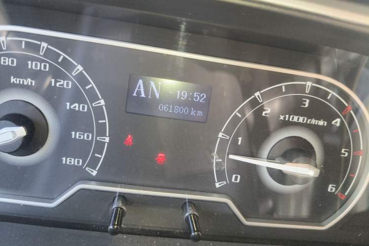 Used SAIC MAXUS Xintu V80 2020 2.0T AMT PLUS City Edition Short Wheelbase Ultra-Low Roof 5/6-Seater Odometer Close Up