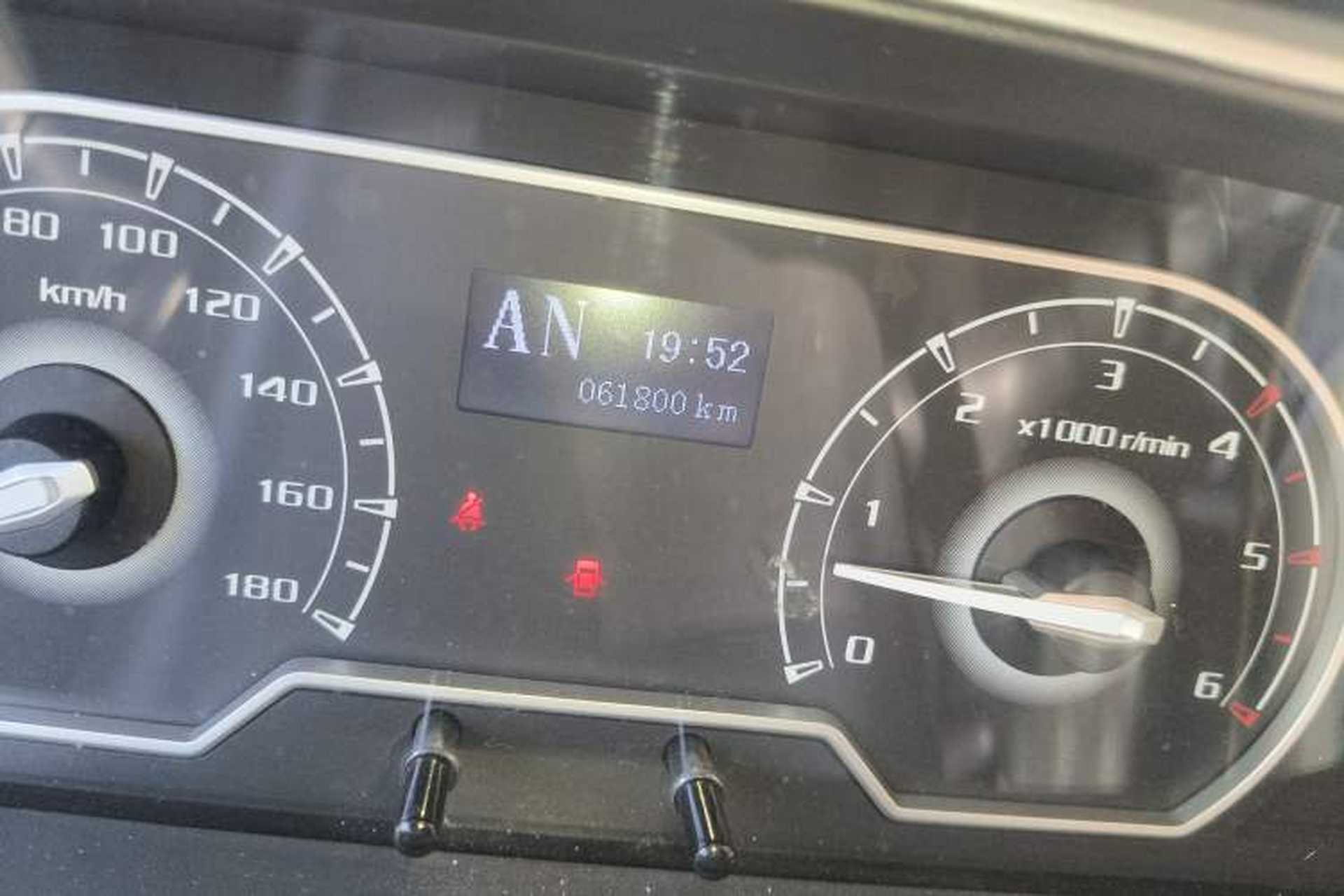 Used SAIC MAXUS Xintu V80 2020 2.0T AMT PLUS City Edition Short Wheelbase Ultra-Low Roof 5/6-Seater Odometer Close Up