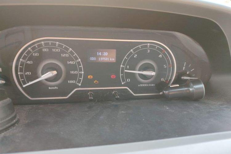 Used SAIC MAXUS Xintu V80 2020 2.5T Manual Classic City Delivery King Long Wheelbase Mid-Height 2/3 Seats Odometer Close Up