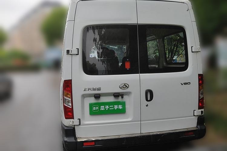 Used SAIC MAXUS Xintu V80 2020 2.5T Manual Classic City Delivery King Short Wheelbase Mid-Roof Design 2/3 Seats Rear